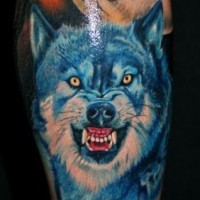 Tatuaje en el brazo, lobo de color azul