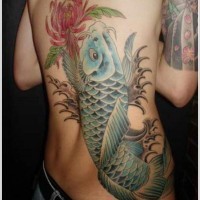 Blauer Koi-Fisch Tattoo für Männer an Rippen