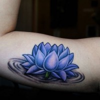 Blauer Lotus auf dem Wasser Tattoo auf den Arm