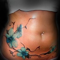 Tatuaje en el estómago, orquídeas de color azul