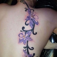 Tatuaje en la espalda, orquídeas atractivas de color púrpura