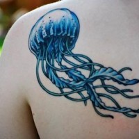 Tatuaje en el hombro,  medusa azul brillante