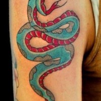 serpente blu rosso tatuaggio sulla spalla