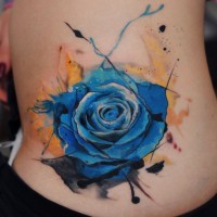 Tatuaje en la espalda, flor grande azul elegante