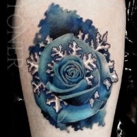 Blaue Aquarelle Rose mit Schneeflocken Tattoo von Stoner