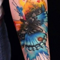 Tatuaggio colorato surrealistico sulla gamba la farfalla