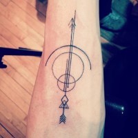 disegno geometrico freccia con cerchi tatuaggio su braccio