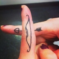 bel idea arco e freccia tatuaggio sulle dita