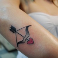 Tatuaje en el antebrazo,
 arco y flecha con corazón en punta