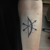 piccolo arco e due  frecce tatuaggio con puntini rossi