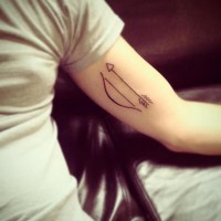 Tatuaje en el brazo,  arco y flecha al lado