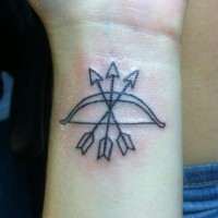 Tatuaje en la muñeca,
 arco y tres flechas simples