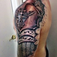 Tatuaje en el brazo,
 armadura medieval excelente super realista