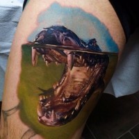 Tatuaje en el muslo, 
caimán espléndido detallado bien dibujado