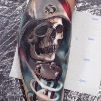 Atemberaubendes 3D Stil farbiges Bein Tattoo mit Skelett in der Haube mit Sanduhr