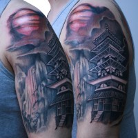 Atemberaubendes farbiges und detailliertes Schulter Tattoo mit asiatischem Haus in den Bergen