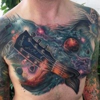 Impresionante cofre colorido y tatuaje de manga de guitarra en el espacio