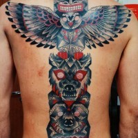 Tatuaje en la espalda,
tótem de dioses espléndido de colores