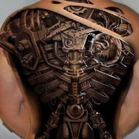 Atemberaubendes Design sehr detailliertes und mechanisches gefärbtes Tattoo am ganzen Körper