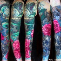 Tatuaje en el brazo, dragón magnífico con cráneo y flores hermosas