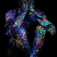Atemberaubende herrliche verschiedene leuchtende Tinte Tattoo am ganzen Körper