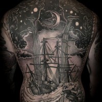 Tatuaje en la espalda completa, tema marino, barco grande en ondas y cielo nocturno