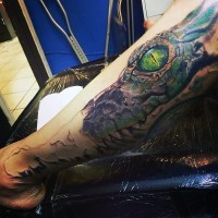 Tatuaje en la pierna, caimán fascinante con ojo grande brillante