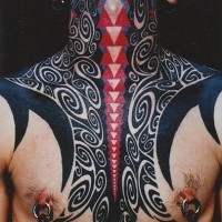 Tatuaje en el pecho y cuello, ornamento fantástico de colores negro y rojo