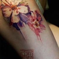 Tatuaje en el muslo, 
flores  exquisitas fantásticas