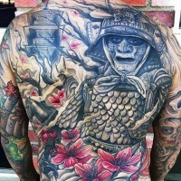 Tatuaje colorido en la espalda,
dibujo masivo detallado de samurái, flores y casa antigua