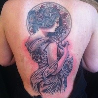Atemberaubendes schönes farbiges tattoo am ganzen Rücken mit Portrait der schönen Frau