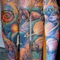 mozzafiato dipinto e colorato massiccio sistema solare tatuaggio su braccio