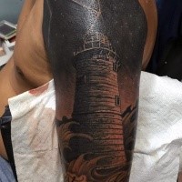Atemberaubend gemaltes detailliertes Schulter Tattoo mit Leuchtturm in der Nacht und Sternen