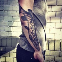 Atemberaubender gemalter sehr detaillierter großer schwarzweißer Fisch Tattoo am Arm