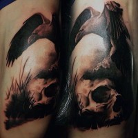 Tatuaje en el brazo, cráneo humano con águila, dibujo de colores oscuros