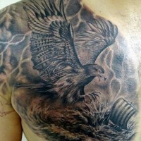Atemberaubender sehr detaillierter massiver Adler attackiert das Schiff Tattoo an der Brust