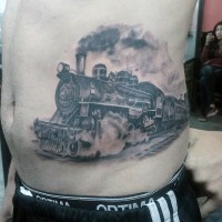 Tatuaje en la cintura, locomotora  va a toda velocidad
