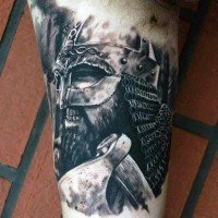 Atemberaubender schwarzer und weißer wütender mittelalterlicher Krieger Tattoo am Arm