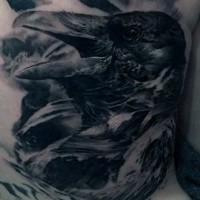 mozzafiato realistico foto inchiostro nero corvo dettagliato tatuaggio su schiena