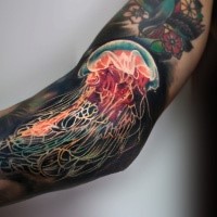 Atemberaubendes im Realismus Stil farbiges Arm Tattoo mit großer Qualle