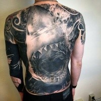 Atemberaubendes in Realismusart großes dunkles Hai Tattoo am ganzen Rücken