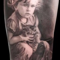 Tatuaje en el brazo, niña con gato, retrato super realista