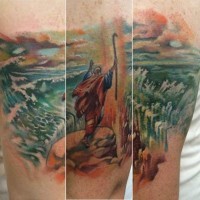 Tatuaje  de santo con bastón en la orilla
