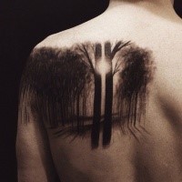 Atemberaubendes im Punktierung Stil schwarzes  Skapulier Tattoo von dunklem Wald mit Sonne
