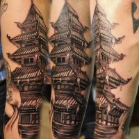 Atemberaubendes sehr schön aussehendes Unterarm Tattoo mit altem asiatischem Tempel