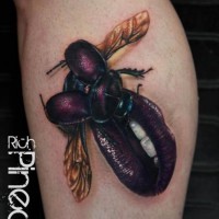 Atemberaubender sehr detaillierter 3D fliegender Käfer Tattoo am Bein mit Lippen der Frau