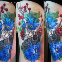 Atemberaubender sehr detaillierter Tierschädel Tattoo am Oberschenkel mit verschiedenen farbigen Blumen
