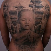 Atemberaubender sehr detaillierter asiatischer Junge Mönch Tattoo am ganzen Rücken mit alter Stadt
