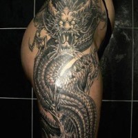 meravigliosa molto dettagliata nero e bianco Asiatico stile drago tatuaggio su coscia