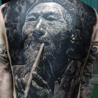 Atemberaubender sehr detaillierter schwarzweißer alter asiatischer Mann Tattoo am ganzen Rücken
